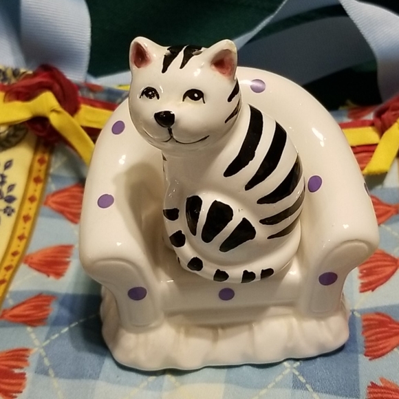 Cat on Chair Salt& pepper